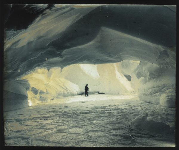 Incredible Photographs from the 1911 Australasian Antarctic Expedition (7)