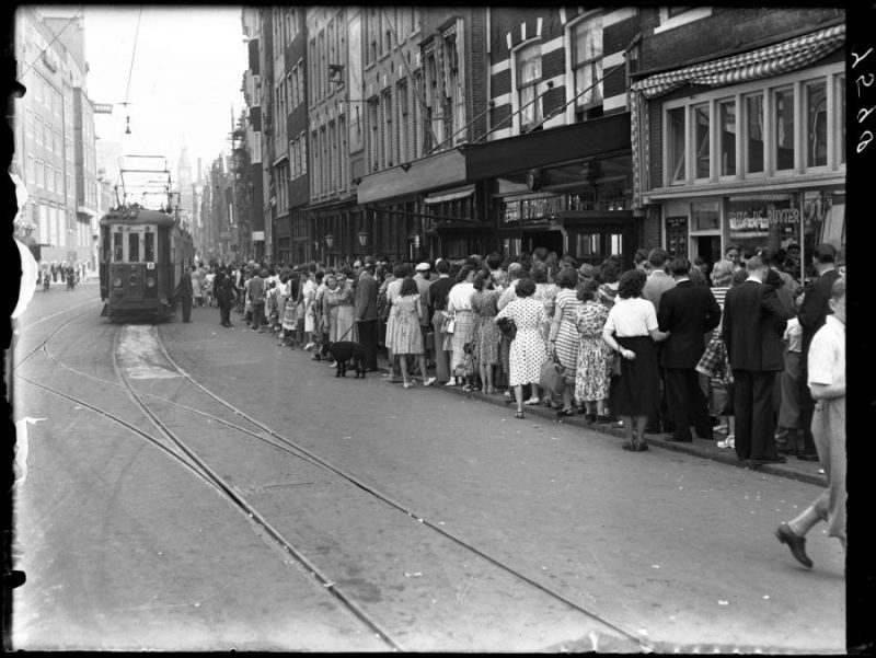Queuing for the tram to Zandvoort (beach town). Spuistraat, June 4th 1950