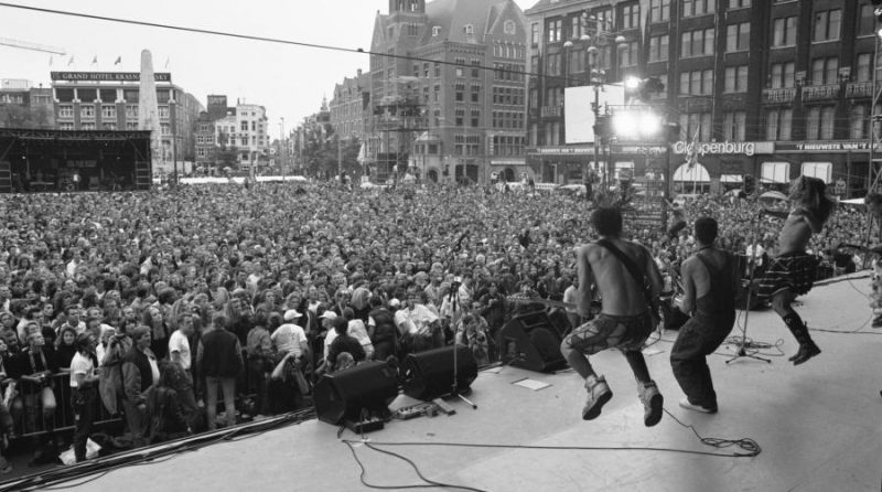Red Hot Chilli Peppers in Dam Square during Uitmarkt festival, 1989