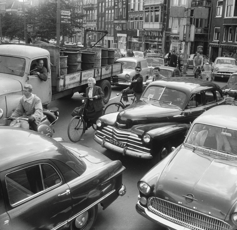 Traffic jam at the Muntplein, 1958