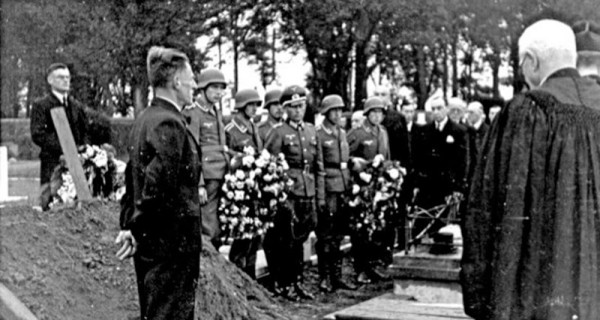 A-RAF-airman-is-buried-with-full-military-honors-by-occupying-German-soldiers-Channel-Islands-1943-3