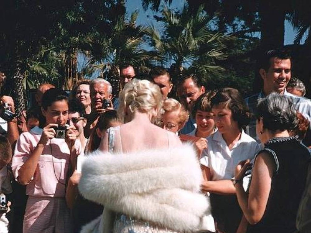 Marilyn Signing Autographs For Fans At The Edge Of The San Diego Set