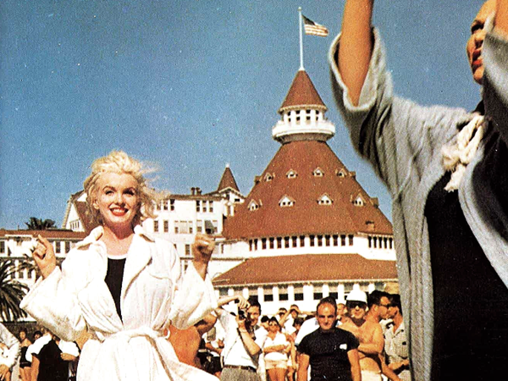 The Iconic Behind The Scenes Image Of Marilyn In 'Some Like It Hot'