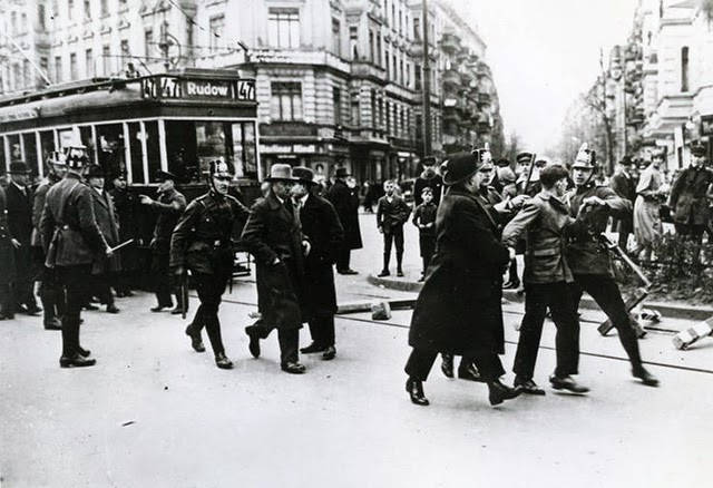 'Blutmai'  in Berlin, 1929. Arrest after a street fight.