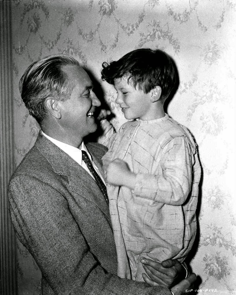 Director Victor Fleming, holding Mickey Kuhn as Beau Wilkes.