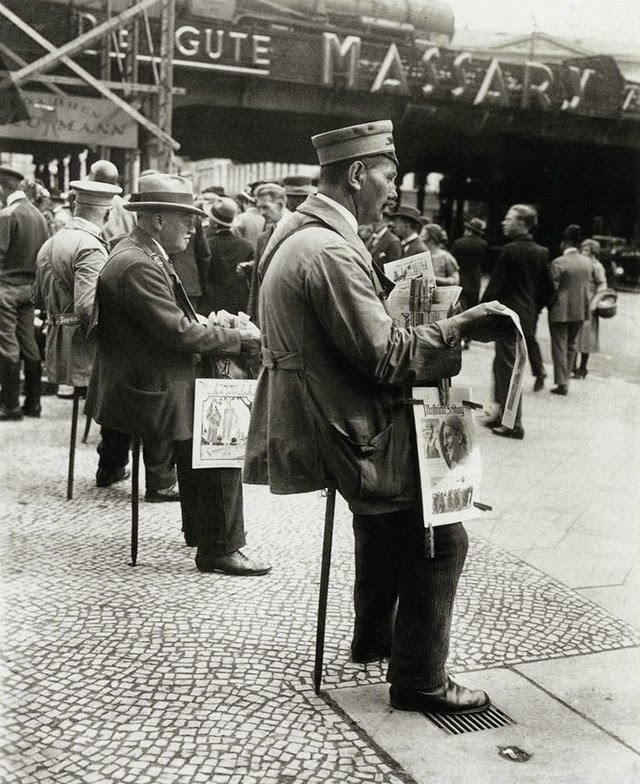 Newspaper sellers on seat sticks, Berlin, 1927