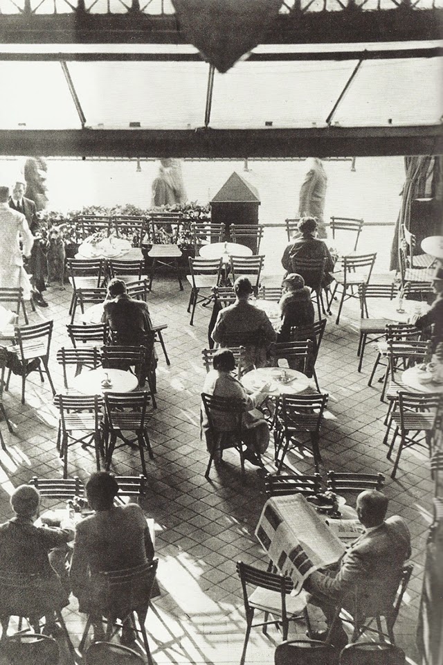 Terrace Romanische Café in Berlin, 1925.