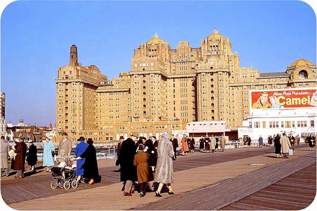 Atlantic City 1951 - Boardwalk - Traymore Hotel.
