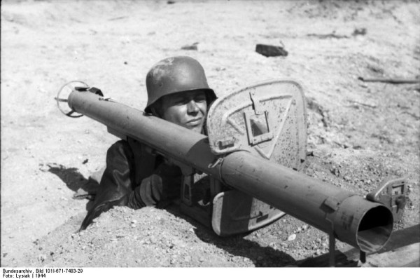 Reichsgebiet, Soldat mit Panzerabwehrwaffe