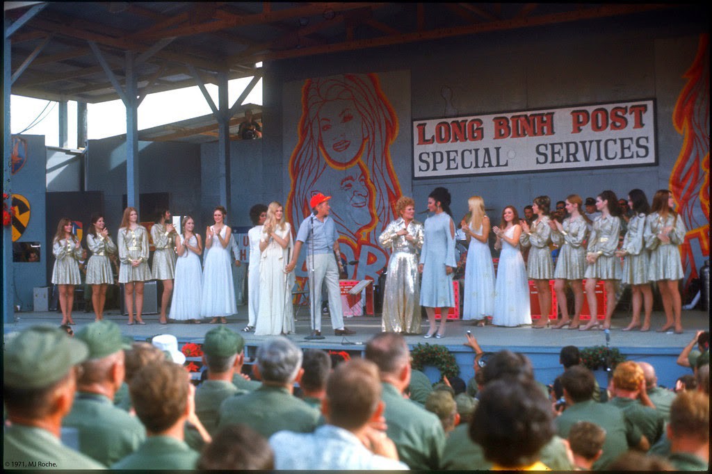 Lola Falana, Gloria Loring, Hope, Bobbie Martin and Jennifer Holsten, Miss World, 1970, take center stage. Photos © mikerophoto