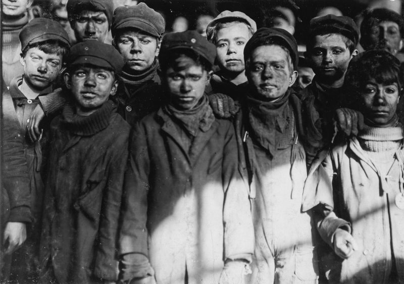 Breaker boys employed by the Pennsylvania Coal Company.1911. Photo:LEWIS HINE/LIBRARY OF CONGRESS