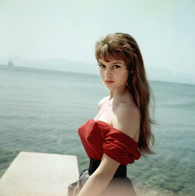 Arkiv 1955 - Franska skådespelerskan Brigitte Bardot, 19 år, fotograferad i Cannes 1955. Året efter slog hon igenom i filmen "Och Gud skapade kvinnan..." i regi av hennes dåvarande make Roger Vadim. Foto: Kary Lasch Code: 4520 **F-BILD** COPYRIGHT PRESSENS BILD