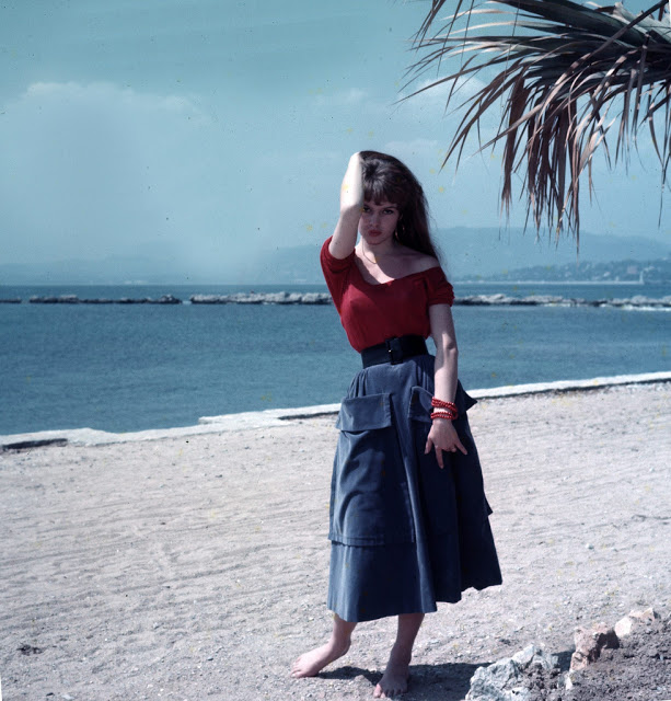 Arkiv 1955 - Franska filmstjärnan och sexbomben Brigitte Bardot fotograferad i Cannes. Bardot fick sitt genombrott i maken Roger Vadims film "Och Gud skapade kvinna" 1956. Foto: Kary Lasch Kod:4520 COPYRIGHT PRESSENS BILD