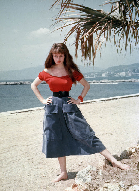 Arkiv 1955 - Franska skådespelerskan Brigitte Bardot, 19 år, fotograferad i Cannes 1955. Året efter slog hon igenom i filmen "Och Gud skapade kvinnan..." i regi av hennes dåvarande make Roger Vadim. Foto: Kary Lasch Code: 4520 **F-BILD** COPYRIGHT PRESSENS BILD