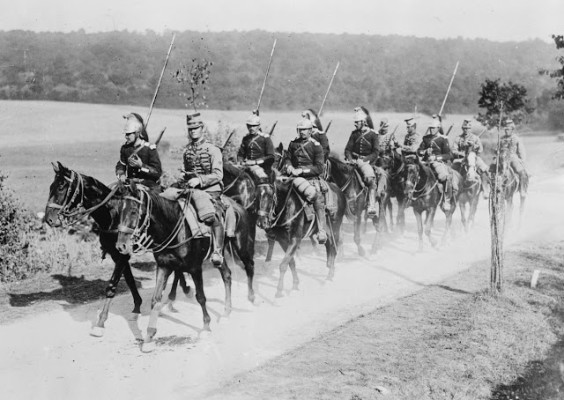 French dragoon and chasseur soldiers at the beginning of World War One. (Library of Congress)