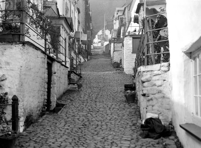Steep street, Clovelly, Devon, 1904..
