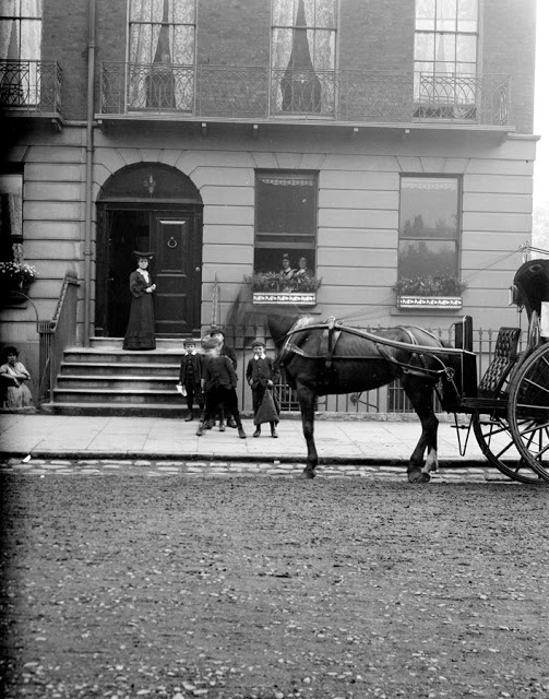 Street scene in London, England, 1904..