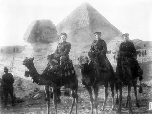 Three unidentified New Zealand servicemen riding camels during World War I, the Sphinx and a pyramid in the background. (James McAllister National Library of New Zealand)