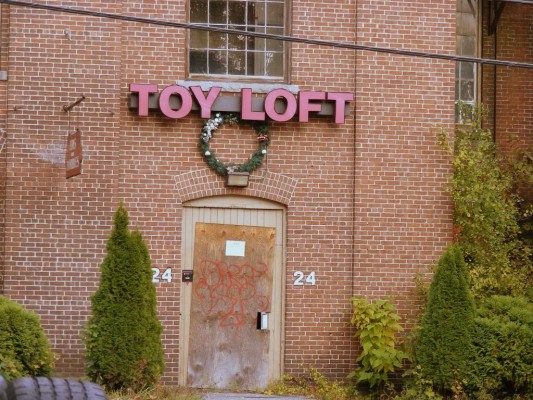 From Maple Street you can see the big “Toy Loft“ pink letters at the entrance