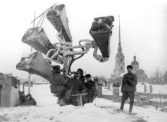 Soviet soldiers are listening to the sky with their ZT-4 locator, 1942