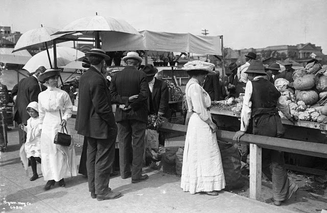 Shoppers in open air market, Market Square, Edmonton, Alberta, ca. 1910