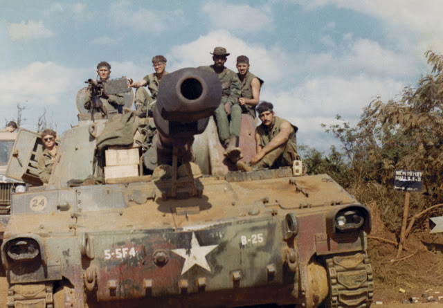 Tank M-109 self-propelled howitzer, Khe Sanh, 1971