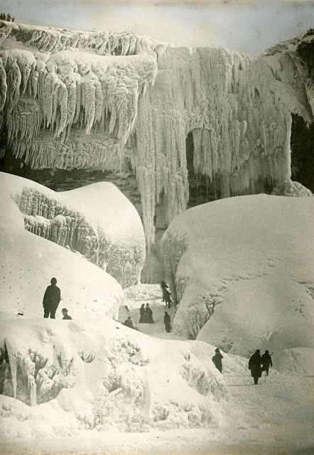 Visitors explore the Cave of the Winds, Niagara Falls, 1916