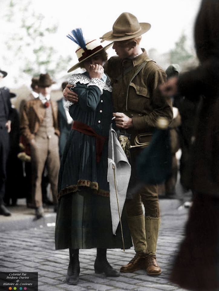 Juste un au revoir... bonne fête de Saint Valentin, jeune et moins jeune car l'amour n'a pas d’âge. Words from Frédéric Duriez (Just a goodbye ... happy Saint Valentine's Day, young and old because love has no age.) A soldier of the 71st Regiment Infantry, New York National Guard, says goodbye to his sweetheart as his regiment leaves for Camp Wadsworth, Spartanburg, South Carolina, where the Division is set to train for service, 1917. (Colorised by Frédéric Duriez from France) https://www.facebook.com/pages/Histoire-de-Couleurs/695886770496139