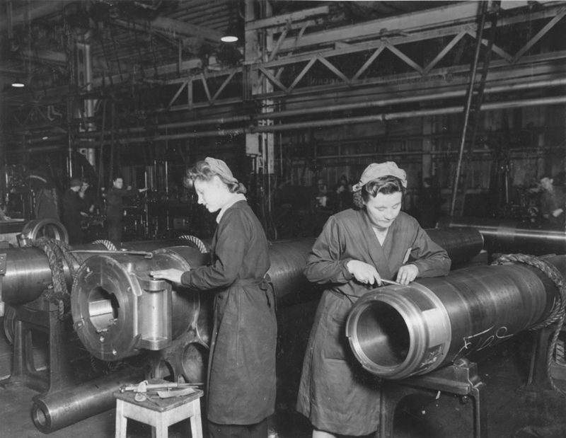 Fitting breech blocks at the Elswick Works. 1942