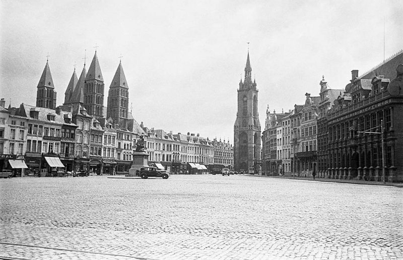 Grand-Place in Tournai. In centre the medieval belfry (le Beffroi) and to the left the cathedral Notre-Dame de Tournai