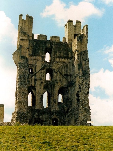 Helmsley_Castle_-_geograph.org.uk_-_214584