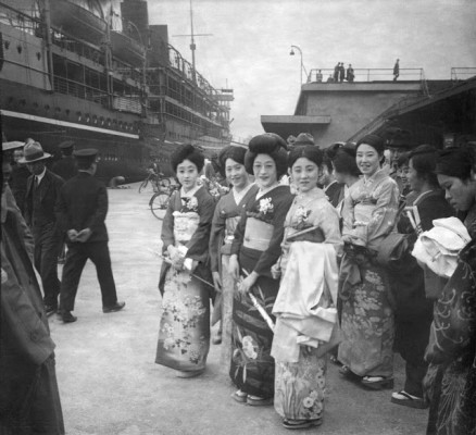 Japanese ladies in Shanghai’s harbor, 1930