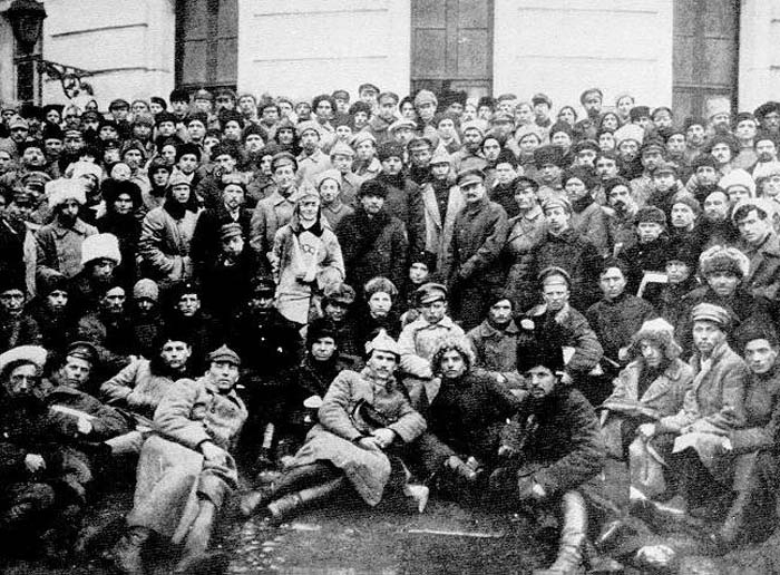 Lenin,_Trotsky_and_Voroshilov_with_Delegates_of_the_10th_Congress_of_the_Russian_Communist_Party_(Bolsheviks)
