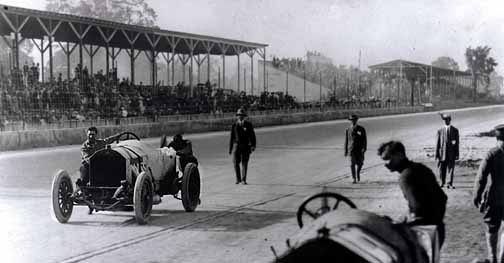 DePalma and his riding mechanic pushing their car at the 1912 Indianapolis 500. (Photo Credit: Wikimedia Commons / Public Domain)