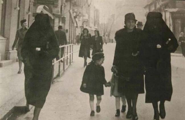 A Muslim woman covers the yellow star of her Jewish neighbor with her veil to protect her from prosecution. Sarajevo, former Yugoslavia. [1941]