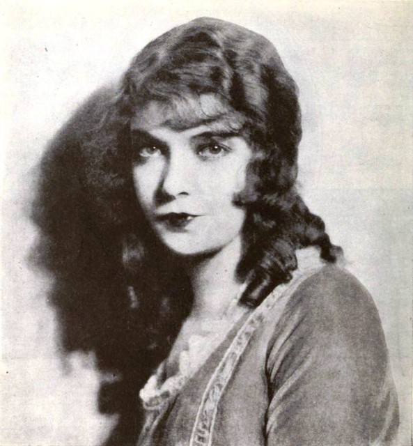Look at those gorgeous eyes: Gish appearing in one of the first American film fan magazines, Photoplay, in 1921