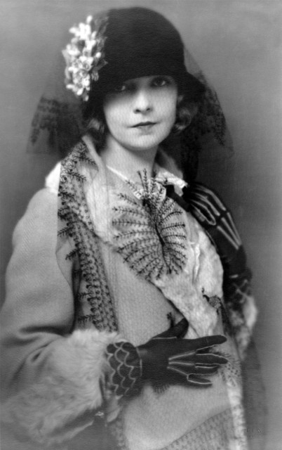 A 1922 photograph of Gish in New York, sporting a coat and hat with flower and a veil