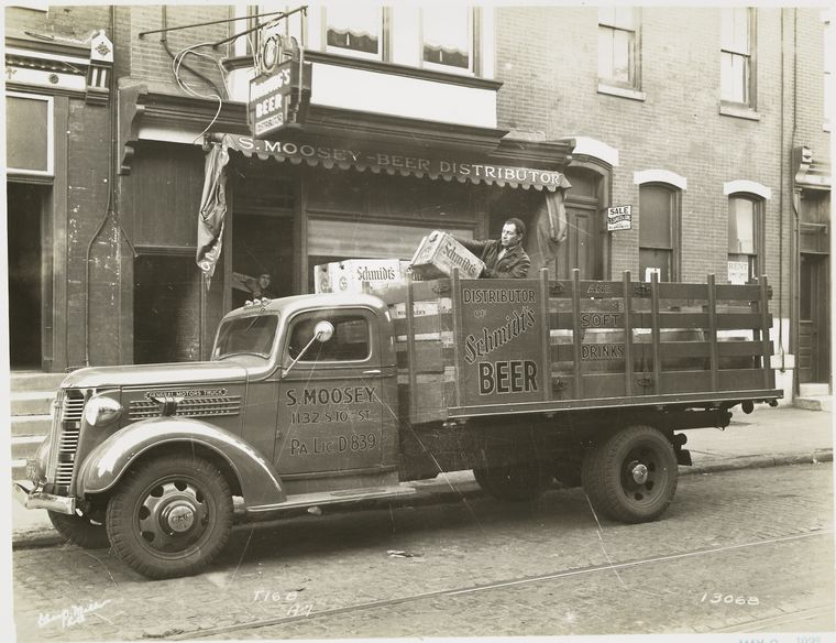 Model T 16 B – A 7 Man loading beer bottles.