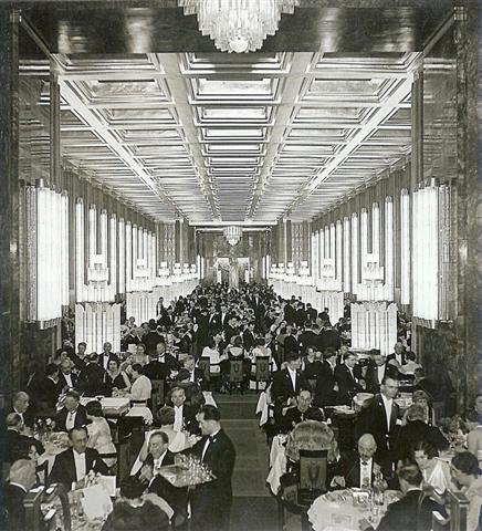Normandie’s main dining room, decorated with Lalique glass and compared to the Hall of Mirrors at Versailles. source