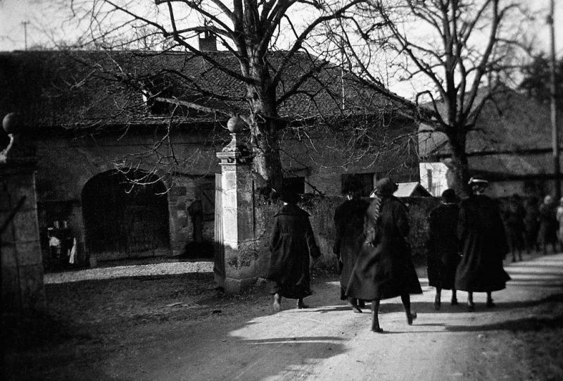 n march to Belotte_. Probably girls from the girls' boarding school in Savarol, Champel in Geneva, where Berit Wallenberg studied French in 1920-1921