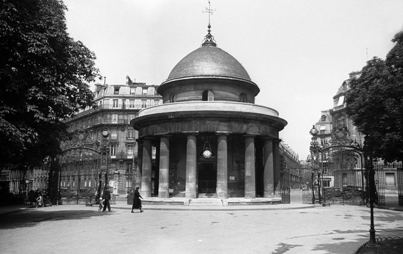 Parc Monceau in Paris, with the rotunda from 1787