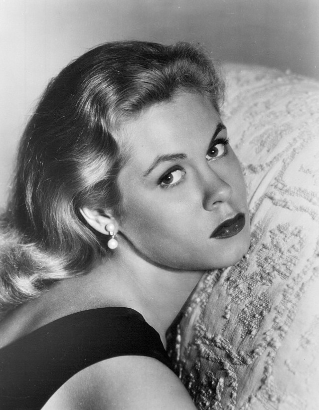 Elizabeth Montgomery as a guest star on the television program Johnny Staccato.
