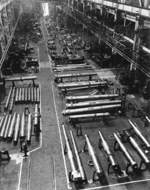 Guns under construction in 5 Shop. Includes 5.118 inch guns for Russia and 4 inch guns for the Admiralty.