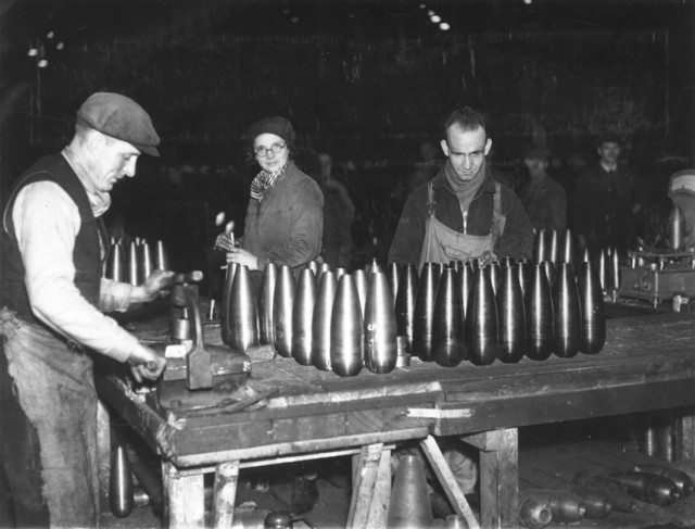 Gauging 4.2 inch trench mortar bombs in the Shell Department.