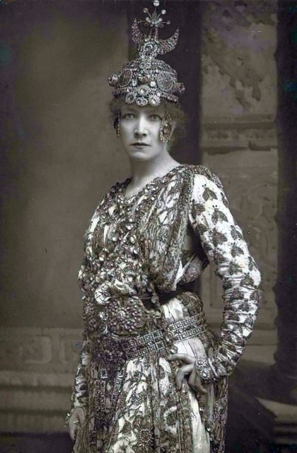 Sarah Bernhardt, by William Downey (1900), as Empress Theodora in Sardou's Theodora Source