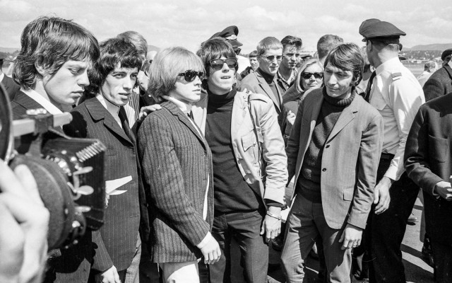 The Rolling Stones ankommer Fornebu sankthans 1965. Dagen etter holdt de konsert i messehallen på Skøyen (Sjølyst).