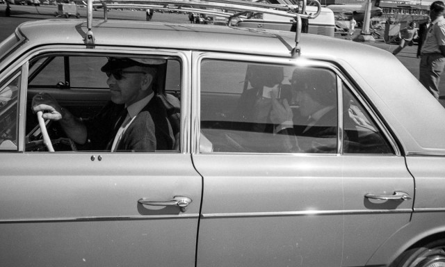 To medlemmer av The Rolling Stones på vei fra Fornebu til hotell Viking 23. juni 1965, dagen før konserten i messehallen på Sjølyst.