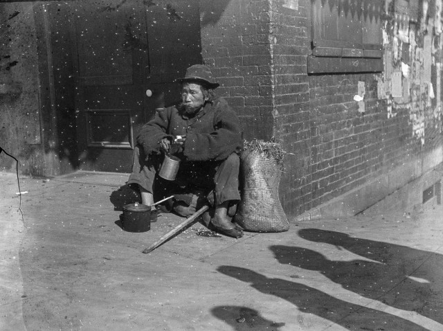 The paper gatherer, Chinatown, San Francisco 1896-1906 http://hdl.loc.gov/loc.pnp/agc.7a09010
