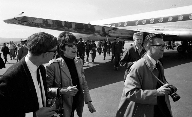 The Rolling Stones ankommer Fornebu sankthans 1965. Dagen etter holdt de konsert i messehallen på Skøyen (Sjølyst).