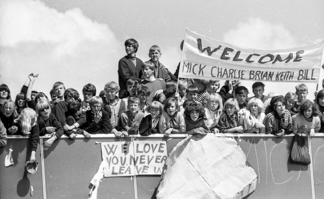 Norske fans avbildet i forbindelse med at The Rolling Stones ankommer Fornebu dagen før konserten i messehallen på Skøyen (Sjølyst) 24.06.1964.
